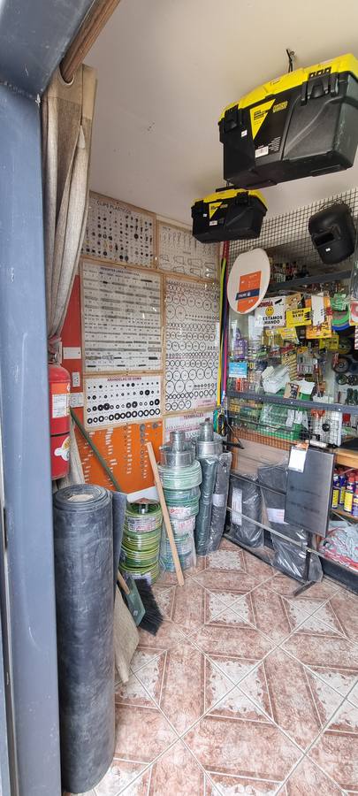 Ferretería · Rincón con exhibidores y stock completo