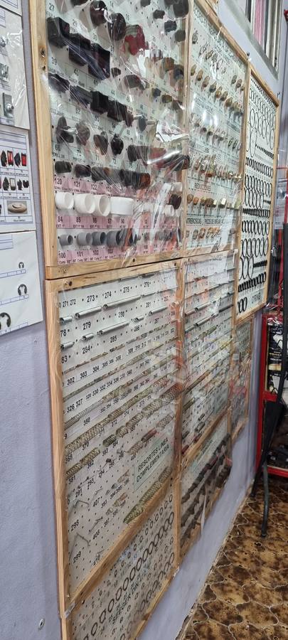 Repuestería · Exhibidores conectores y mangueras en pared